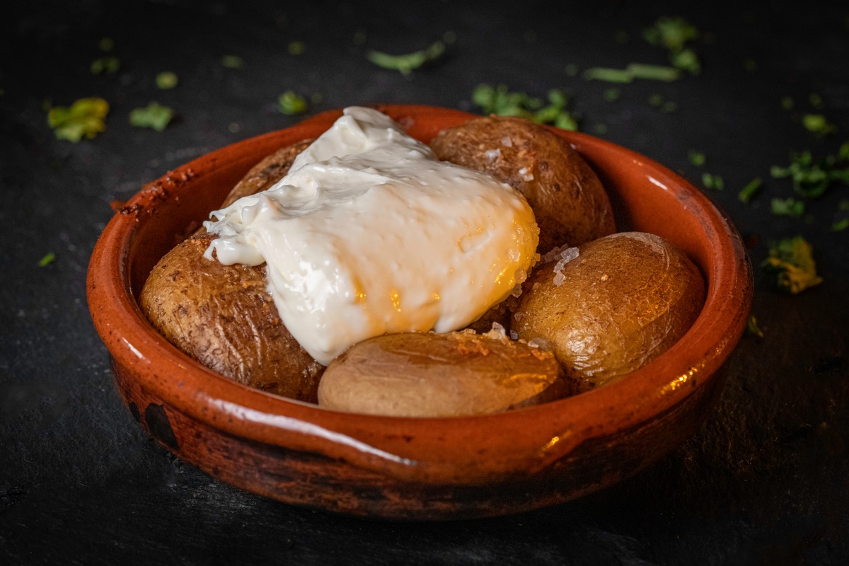 Papas bravas – gebackene Kartoffeln mit Aioli