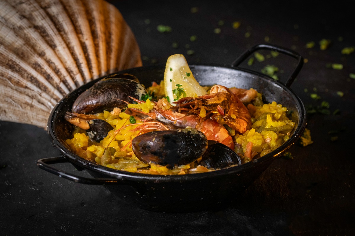 Paella mit Meeresfrüchten und Safranreis