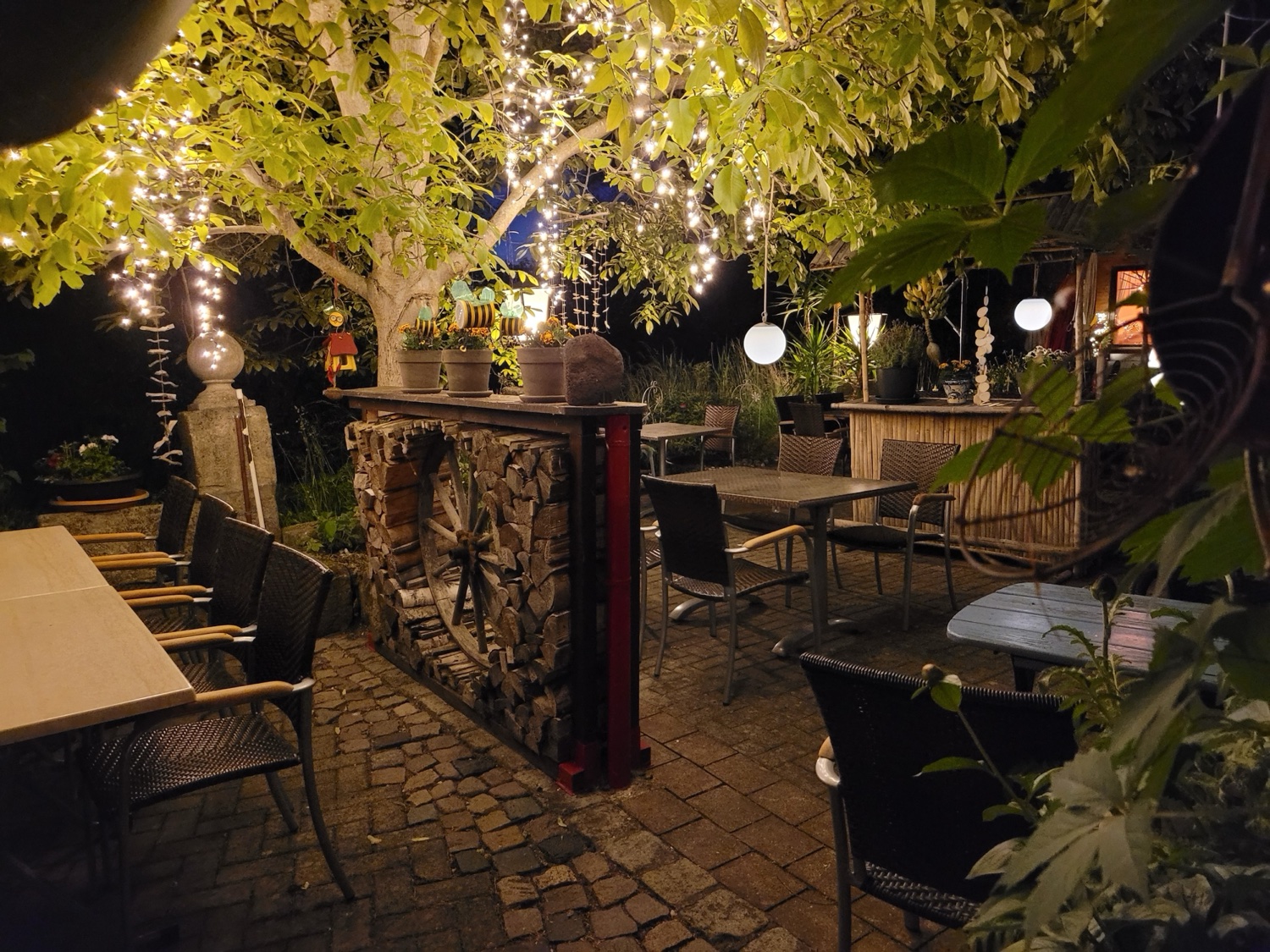 Biergarten bei Nacht